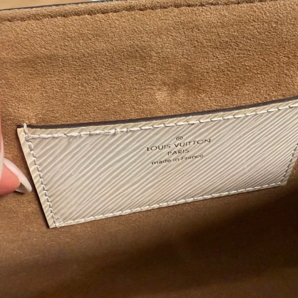 Authentic Louis Vuitton Twist MM - Picture 16 of 16